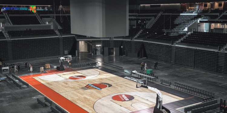 El Roig Arena instala por primera vez la pista de baloncesto para los partidos del Valencia Basket