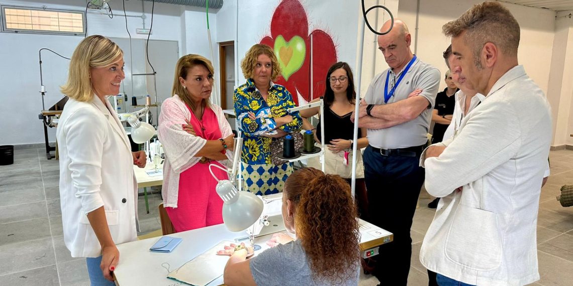 Camarero destaca en Picassent el valor de la costura como herramienta de reinserción para mujeres internas