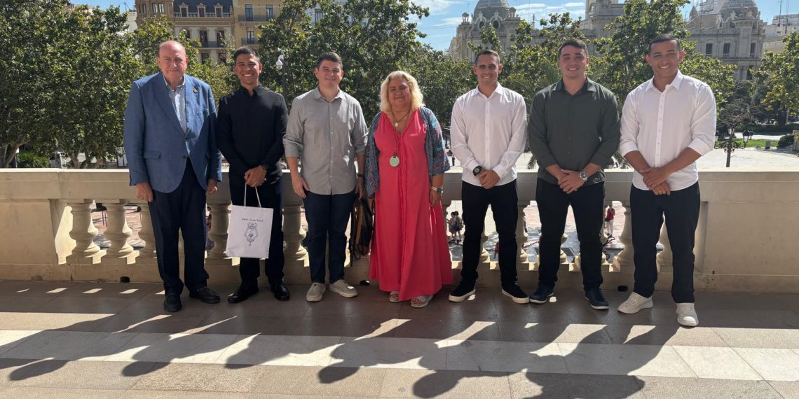 Los militares del buque escuela Brasil visitan el Ayuntamiento de Valencia