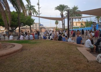 Gran acogida de las actividades gratuitas para mayores organizadas en la playa de La Pobla de Farnals