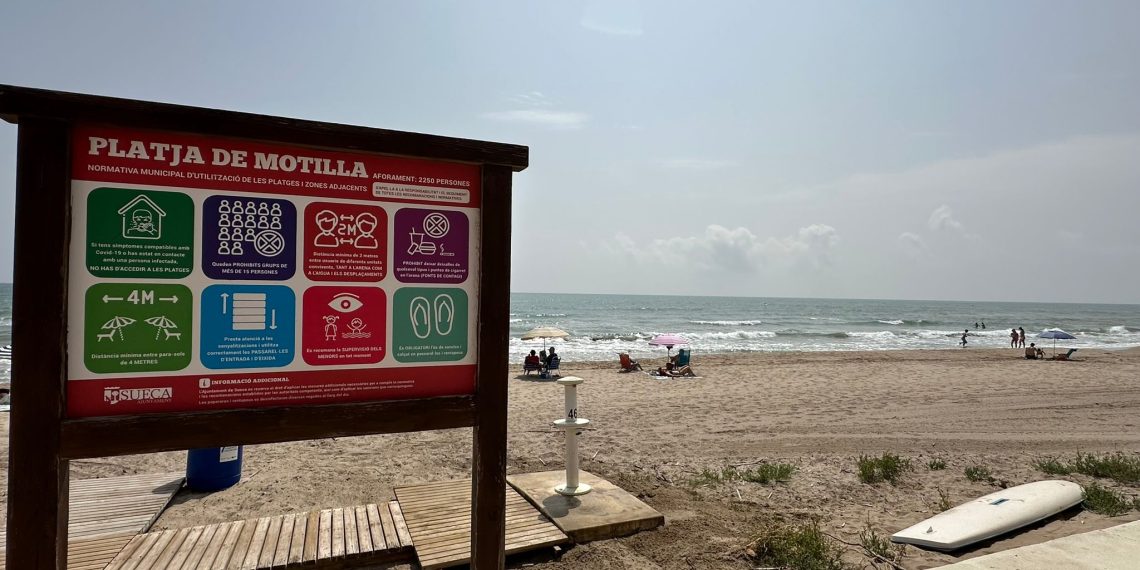 Sueca refuerza los controles de calidad del agua en sus playas tras varios cierres al baño