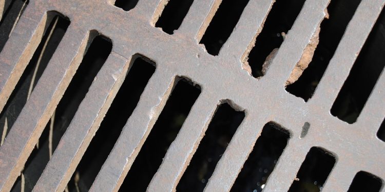 Valencia refuerza la limpieza de imbornales y pasos inferiores ante el riesgo de lluvias intensas