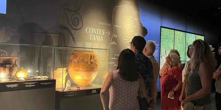 Éxito de público en la exposición Ciudades de Luz del MARQ