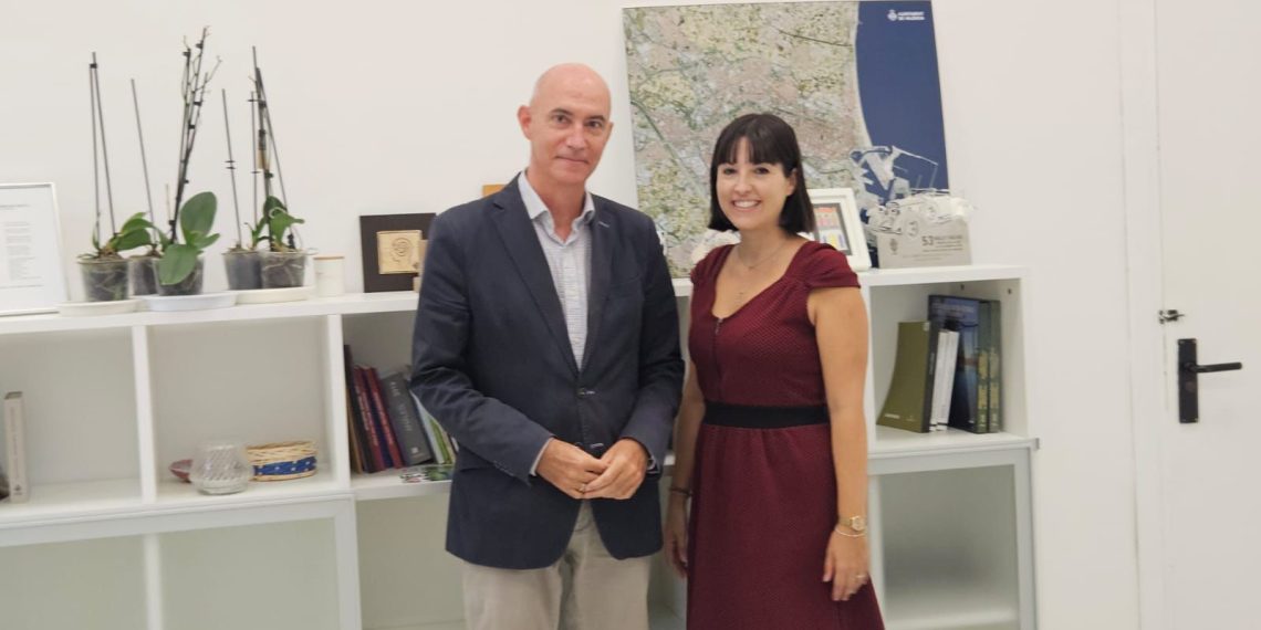 La Concejalía de Emprendimiento y AJEV firman un convenio para  impulsar a los jóvenes emprendedores