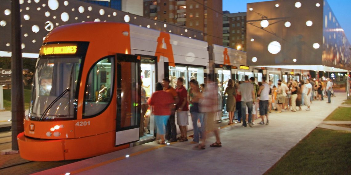 El Tramnochador del TRAM d’Alacant transporta a 155.550 pasajeros durante el verano