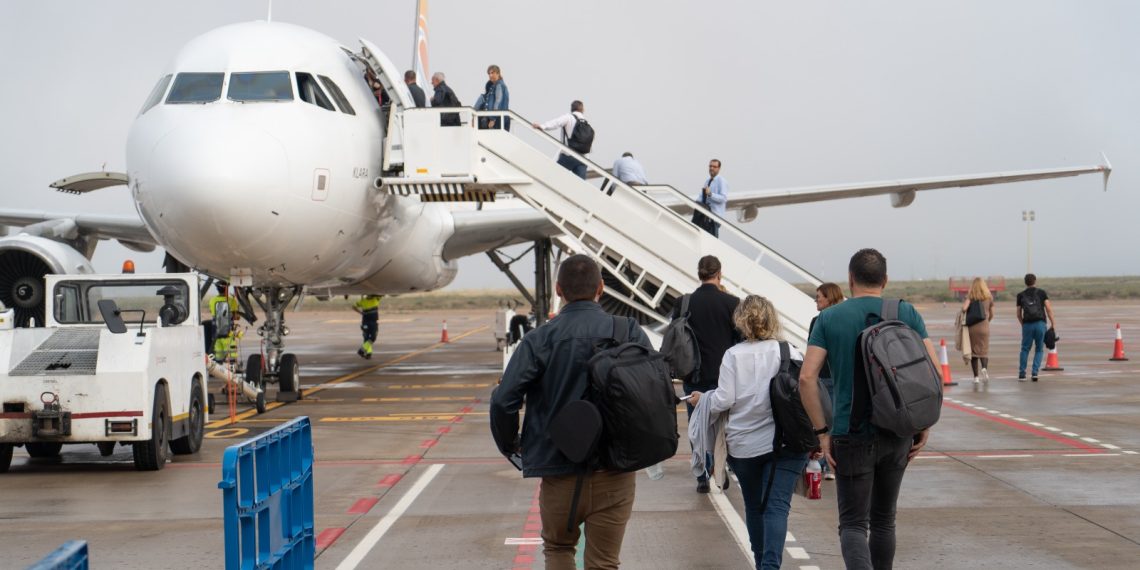 El aeropuerto de Castellón ofrece un servicio aéreo especial para el traslado de más de mil de delegados del sector cerámico a la feria Cersaie de Bolonia