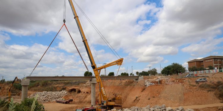 Torrent encara la recta final en la construcción de la nueva pasarela del CEIP Juan XXIII