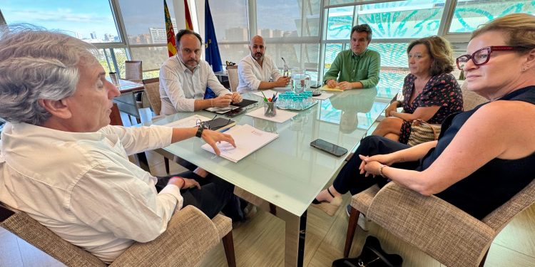 La Generalitat y alcaldes debaten la futura planta de residuos en la Vega Baja