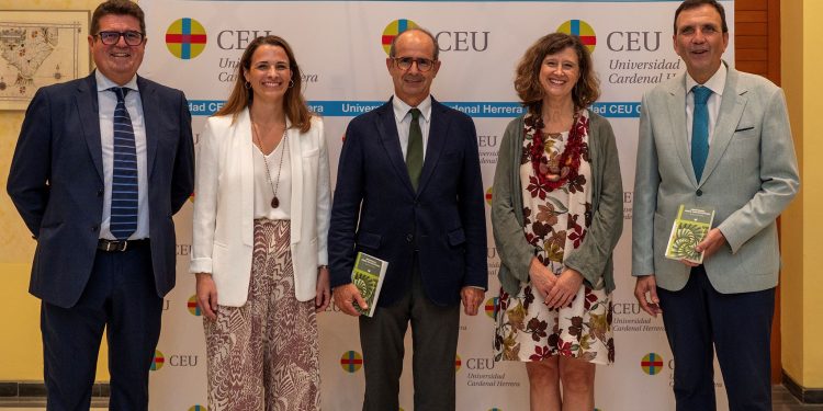 Enrique Lluch presenta en Valencia su libro “Enmimismados” sobre los peligros de la autoreferencialidad