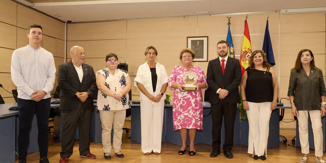 Gloria Montalar López recibe el Premio Farnals 2025 en reconocimiento a su trayectoria profesional en el Ayuntamiento