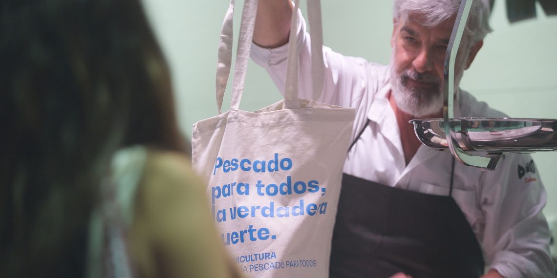 APROMAR muestra en el Mercado de La Paz de Madrid el impacto de un mundo sin acuicultura