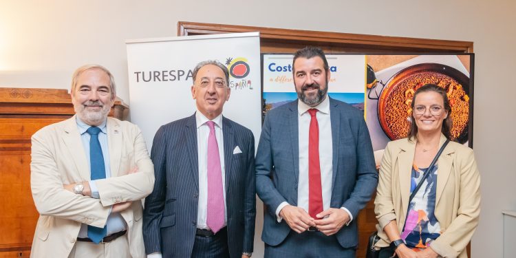 La Costa Blanca refuerza su presencia en Grecia con la nueva ruta aérea Alicante–Atenas