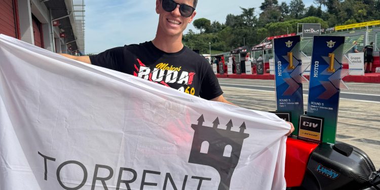 El torrentino Marcos Ruda revalida su corona en el campeonato italiano de Moto3