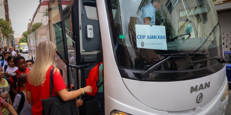 Torrent activa un servicio especial de transporte escolar