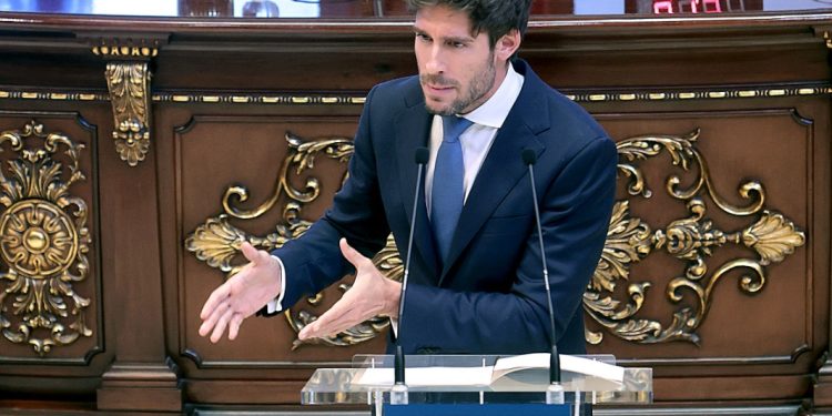 Caballero acusa a Compromís y PSOE de falta de legitimidad en vivienda y turismo durante el pleno municipal