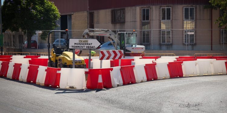 Torrent construye la rotonda del polígono Mas del Jutge tras 15 años de espera