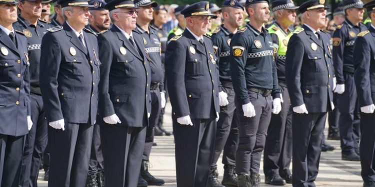 Valencia destina más de 72.000 euros a renovar los trajes de gala de la Policía Local