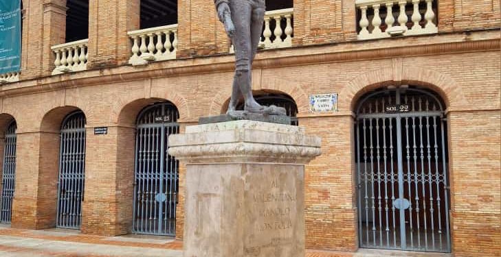Valencia repone las esculturas taurinas de Montoliu y Granero en la calle Xàtiva