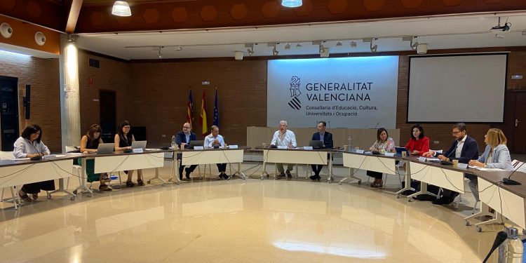 Educación abre la puerta a una subida salarial para los docentes si mejora la financiación