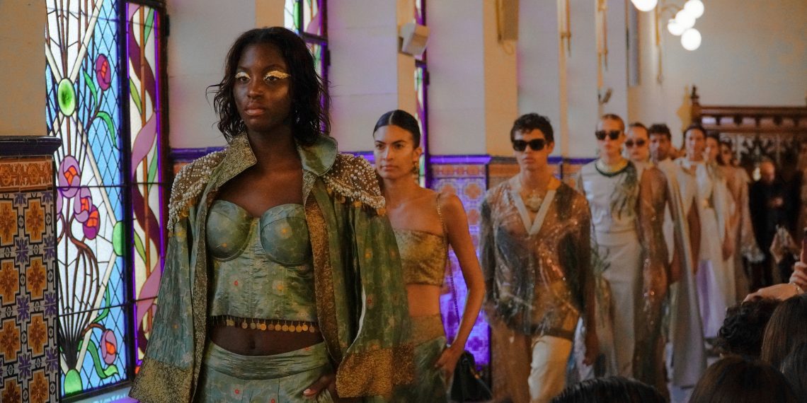 La primera jornada de la Mediterránea Fashion Week une en Valencia la moda de Túnez, Colombia y España.