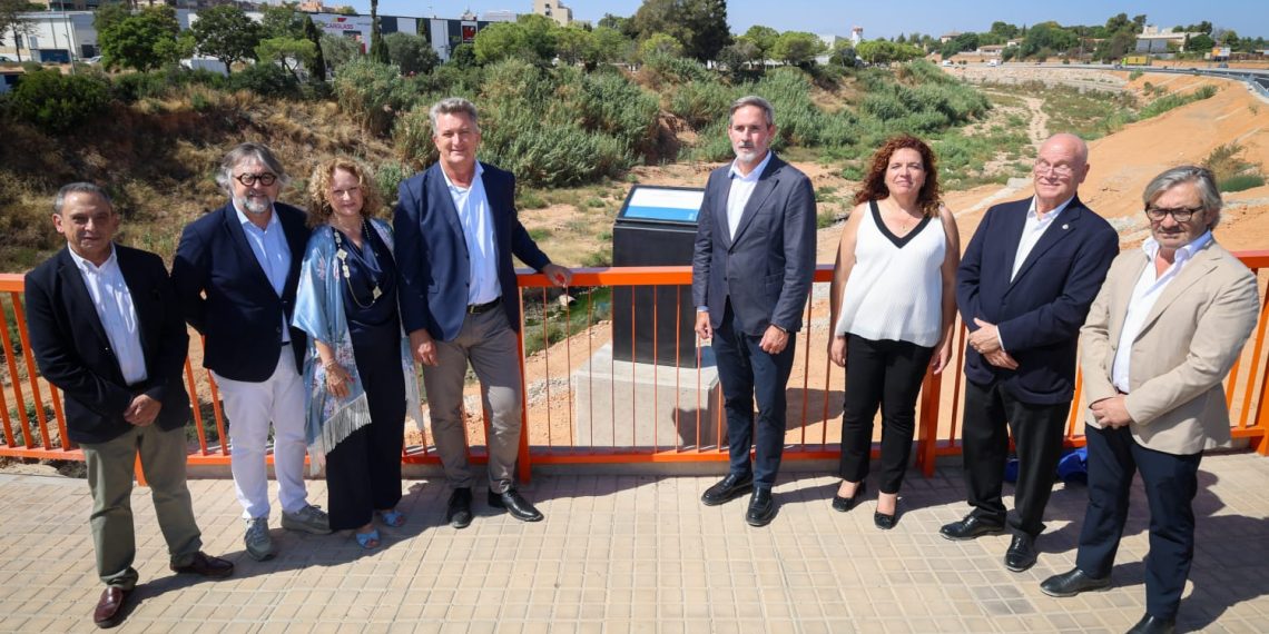 Torrent inaugura la placa del ‘Puente de la Comunidad de Madrid’, símbolo de solidaridad tras la Riada