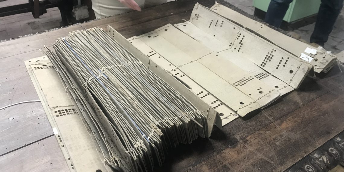VRAIN desarrolla un sistema de visión artificial para recuperar diseños textiles históricos de sedas espolinadas