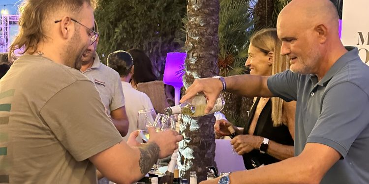 La “Noche del Vino y la Música” reúne a más de 1.000 personas en L’Umbracle