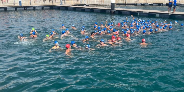 Más de 600 nadadores protagonizan la 32ª Travesía al Puerto de Valencia, que corona a Miguel Bou y Ariadna Mora