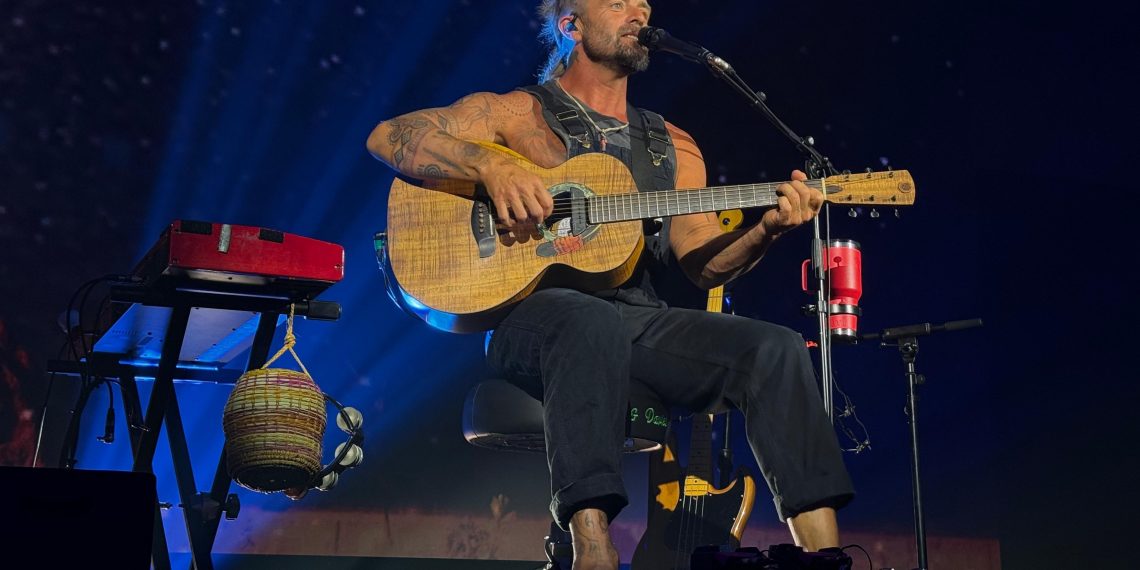 Xavier Rudd conquista el Roig Arena