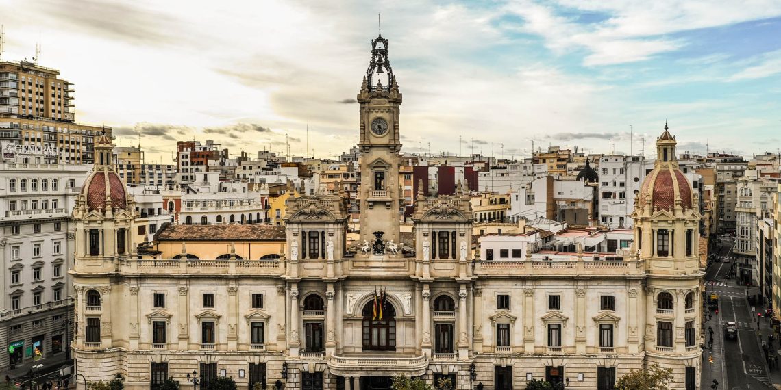 El Gobierno de PP y Vox aprueba una partida de 400 millones para personal en el presupuesto municipal de 2026