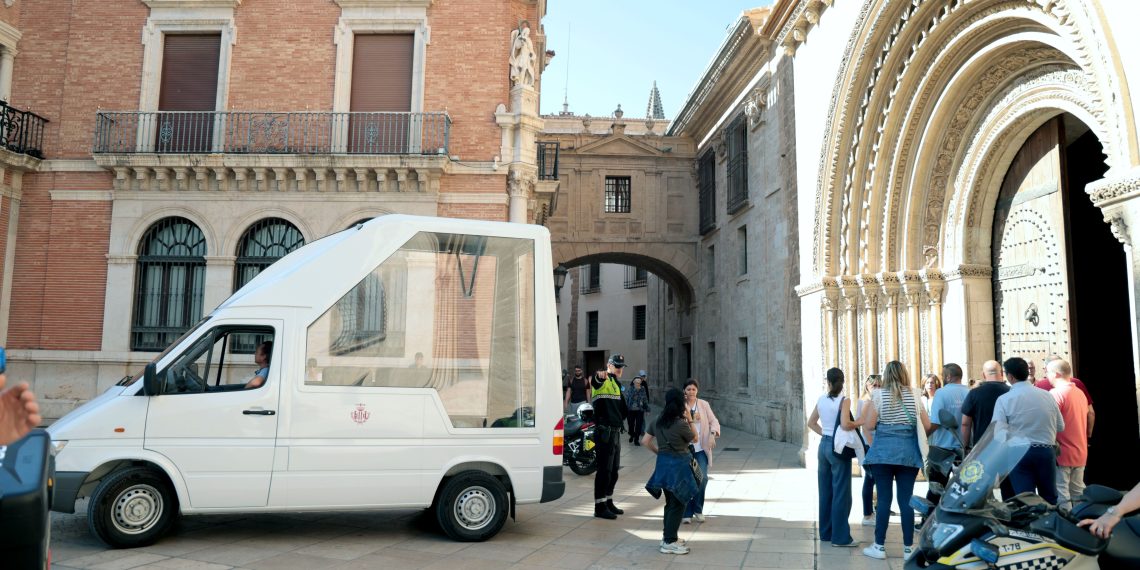 Valencia prepara su “Senyera-móvil” para portar la bandera si llueve el día de la Procesión Cívica