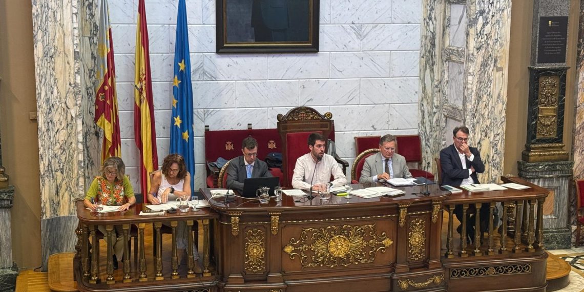 El presidente de la EMTRE, Emilio Belencoso, durante la aprobación del presupuesto 2026 que limita la subida de la tasa TAMER para las familias vulnerables tras la DANA.