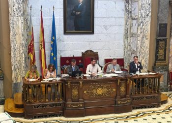 El presidente de la EMTRE, Emilio Belencoso, durante la aprobación del presupuesto 2026 que limita la subida de la tasa TAMER para las familias vulnerables tras la DANA.