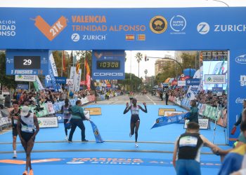 Agnes Ngetich logra la mejor marca del año (1:03:08) en el Medio Maratón Valencia