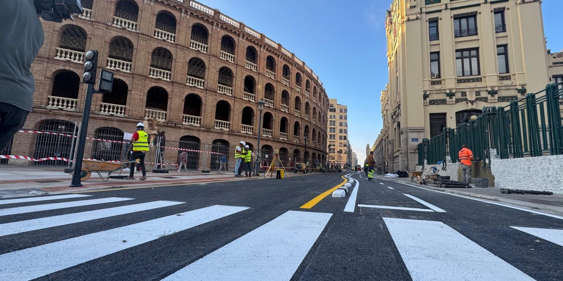 Valencia reabre la calle Alicante tras las obras de reurbanización junto a la Plaza de Toros