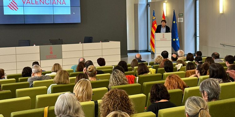 Ignacio Grande, secretario autonómico de Familia, reafirma el compromiso del Consell con la salud mental y la atención centrada en las personas.