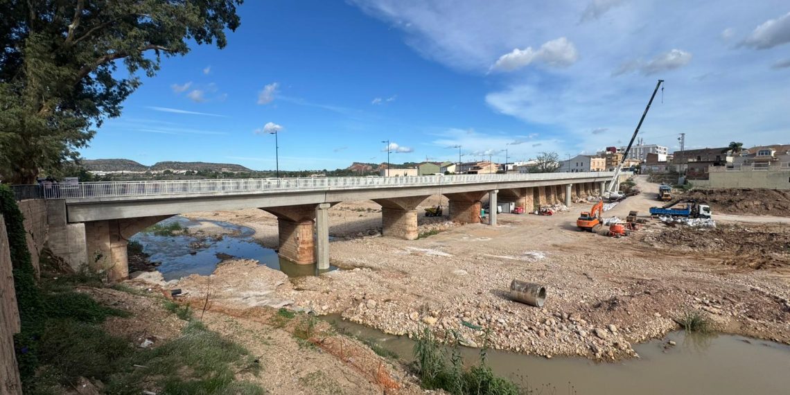 La Generalitat reabre la pasarela sobre el río Magro
