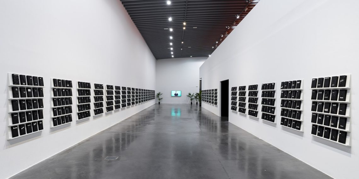 El EACC inaugura la exposición ‘Off Voices’ de Candice Breitz con una crítica al culto a la fama y la cultura de masas
