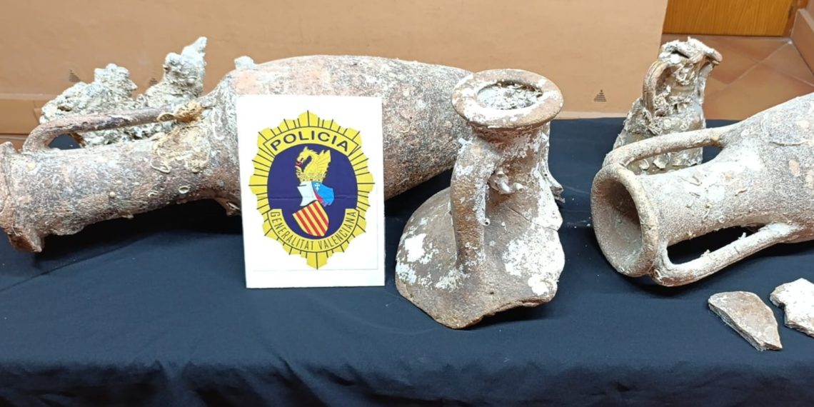 La Policía recupera en Santa Pola y Elche varias ánforas romanas procedentes de yacimientos subacuáticos