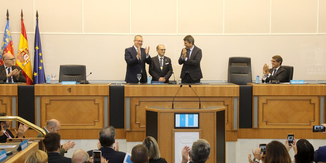 Carlos Mazón reconoce a Ángel Urbina como Alicantino de Adopción 2025