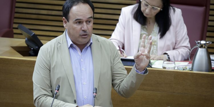 El PPCV acusa al PSOE de discriminar al valenciano y de someterse a Puigdemont
