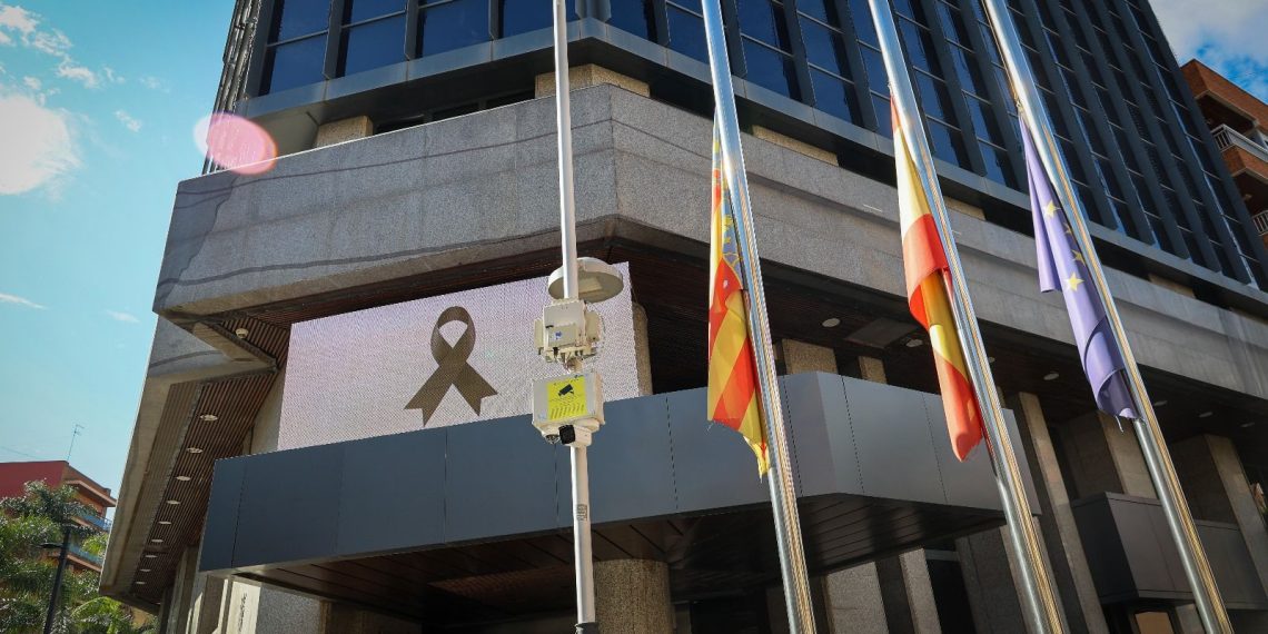 Torrent rinde homenaje a las víctimas de la DANA del 29 de octubre con un minuto de silencio y luto oficial