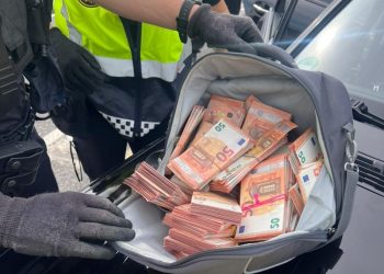 Agentes de la Policía Local de Valencia durante la incautación de 200.000 euros falsos en el Puente de Astilleros.