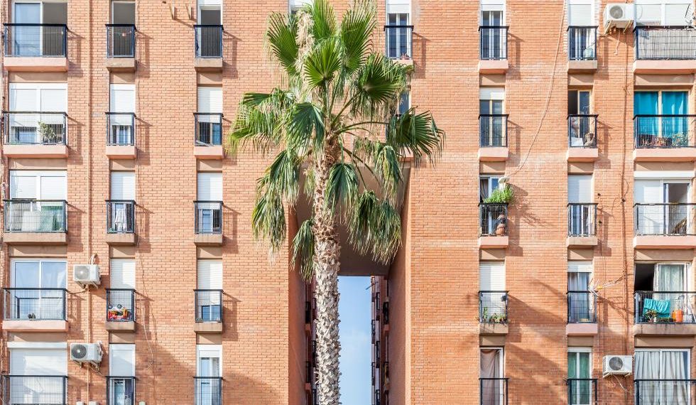 La Generalitat licita la instalación y mantenimiento de 300 sistemas de seguridad y alarmas para evitar ocupaciones ilegales en sus viviendas públicas