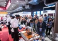 Competidores mostrando sus mejores preparaciones en los concursos de Tartar y hostelería de Alicante Gastronómica. Foto: Alicante Gastronómica