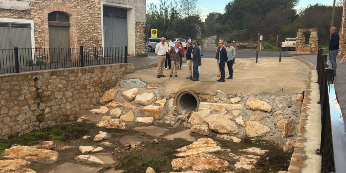 Barrachina visita las obras de canalización del barranco de la Font en Benlloc