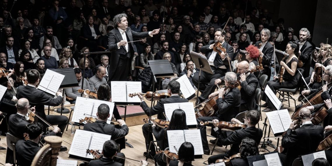 La 2 de TVE emite mañana sábado el Concierto Extraordinario Solidario por la dana de la OV y OCV dirigido por Gustavo Dudamel