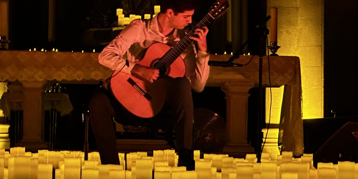 La Colegiata de Gandia se ilumina con cientos de velas para acoger el ciclo de conciertos ‘A la llum de la Seu’, ofreciendo una experiencia única de música y patrimonio.
