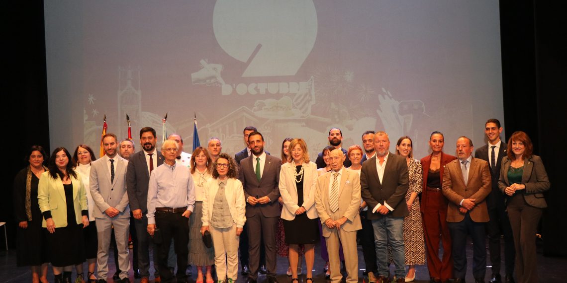 Entrega de las Medallas de Plata de Sagunto a Victoria Civera, Marcelo Cuadros, Antonio Cosín y Ana Camarasa, con el alcalde Darío Moreno.