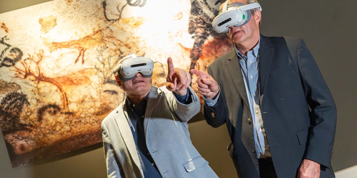 Explorando la cueva de Lascaux a través de la experiencia de realidad virtual en el Museo de Prehistoria de Valencia.